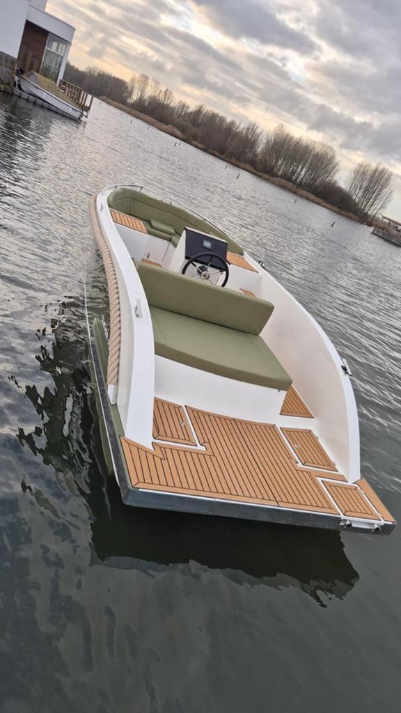 Nieuwe Clever 70E - Elektrische sloep met uniek zwemplateau, Watersport en Boten, Sloepen, Nieuw, Clever, Kussenset, Elektrisch
