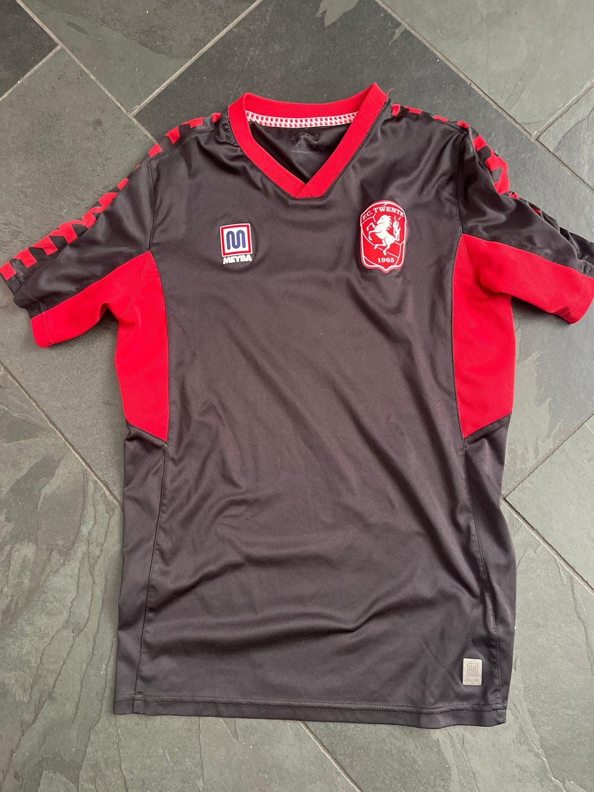 FC Twente Shirt Zwart Rood - Meyba, Maat M, Ophalen of Verzenden, Gebruikt, Shirt