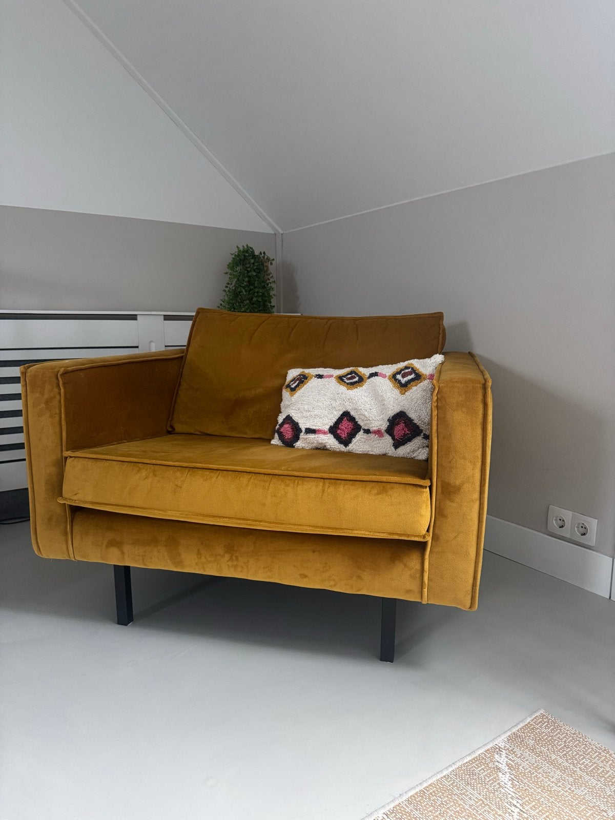 Loveseat Sissy Boy - Okergele Stof, Huis en Inrichting, Fauteuils, 75 tot 100 cm, Ophalen of Verzenden, Zo goed als nieuw, 100 tot 125 cm