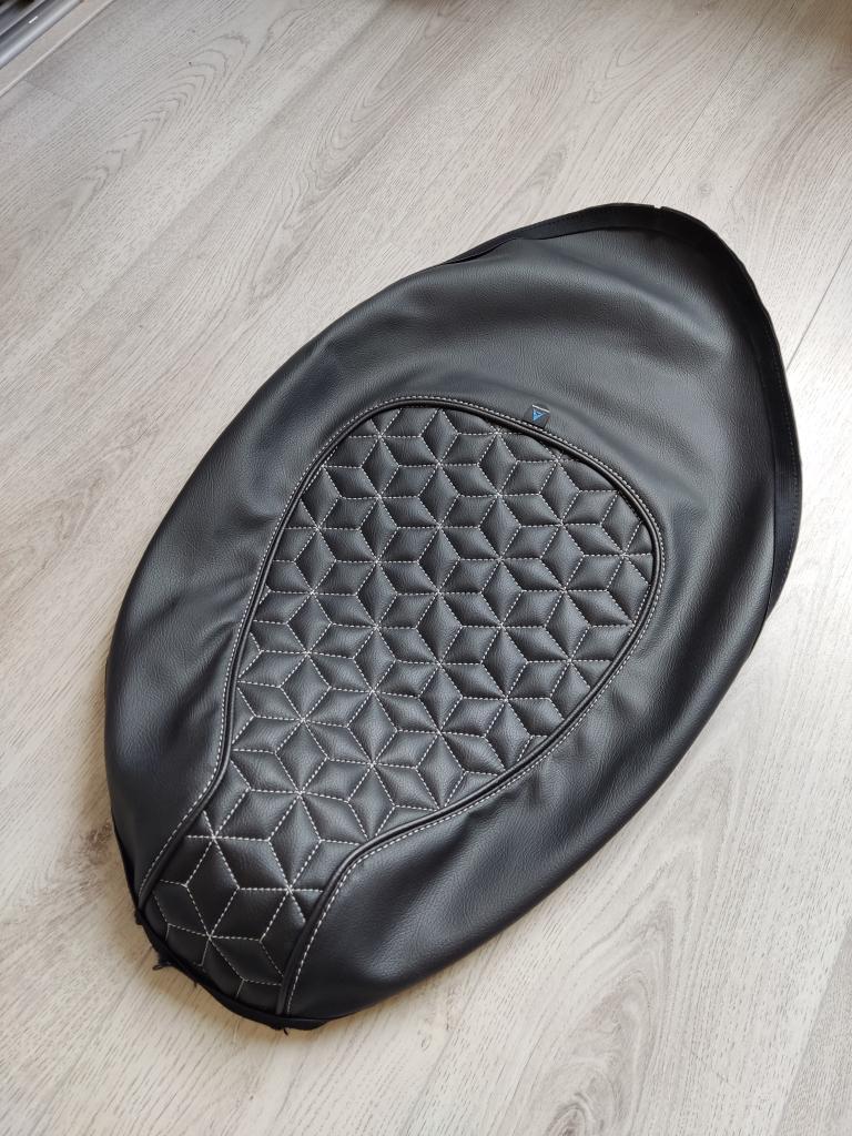 Zadelhoes / buddydek Piaggio Zip custom NIEUW, Fietsen en Brommers, Brommeronderdelen | Scooters, Info@jynkx.com, Nieuw, Ophalen of Verzenden