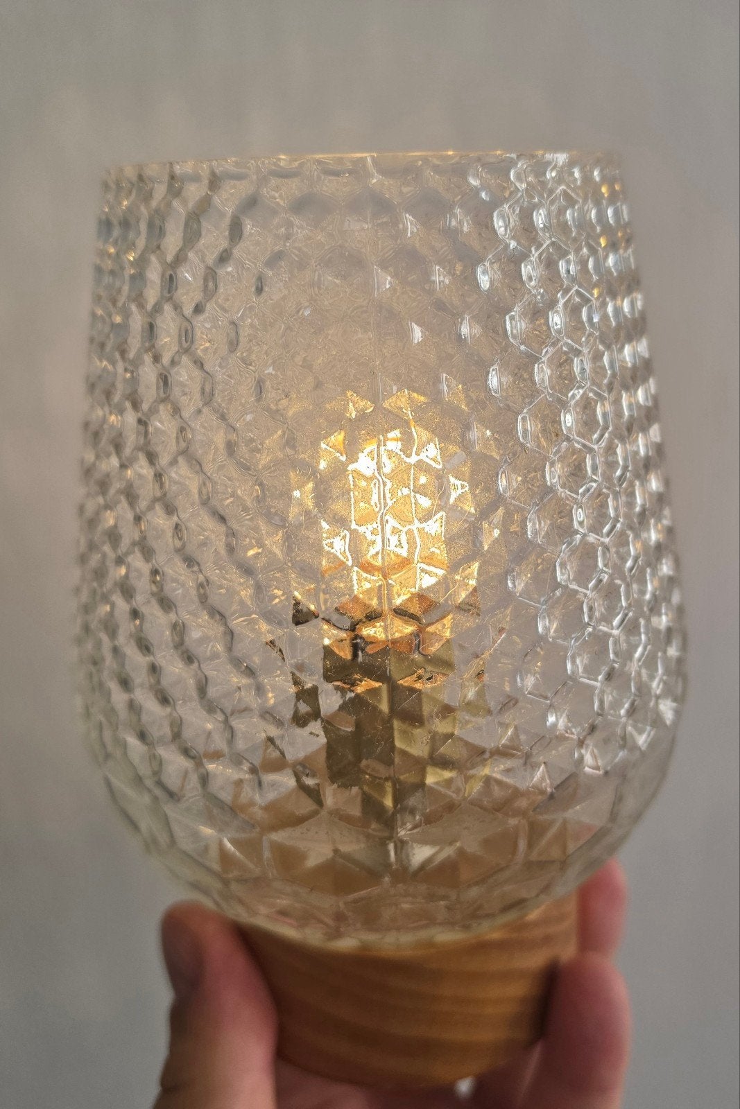 Sfeervolle LED Tafellamp met Houten Voet en Glazen Kap, Overige merken, LED verlichting, Overige fittingen, Ophalen of Verzenden
