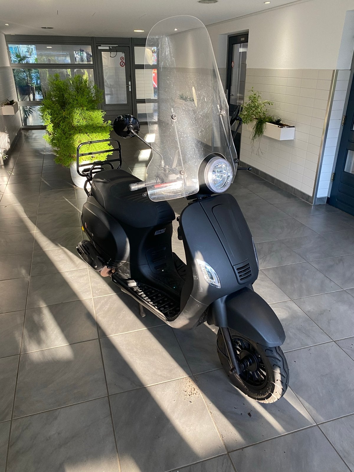 Zo goed als nieuwe scooter - Scherm beschadigd, Overige merken, Verzenden, Nieuw, Benzine