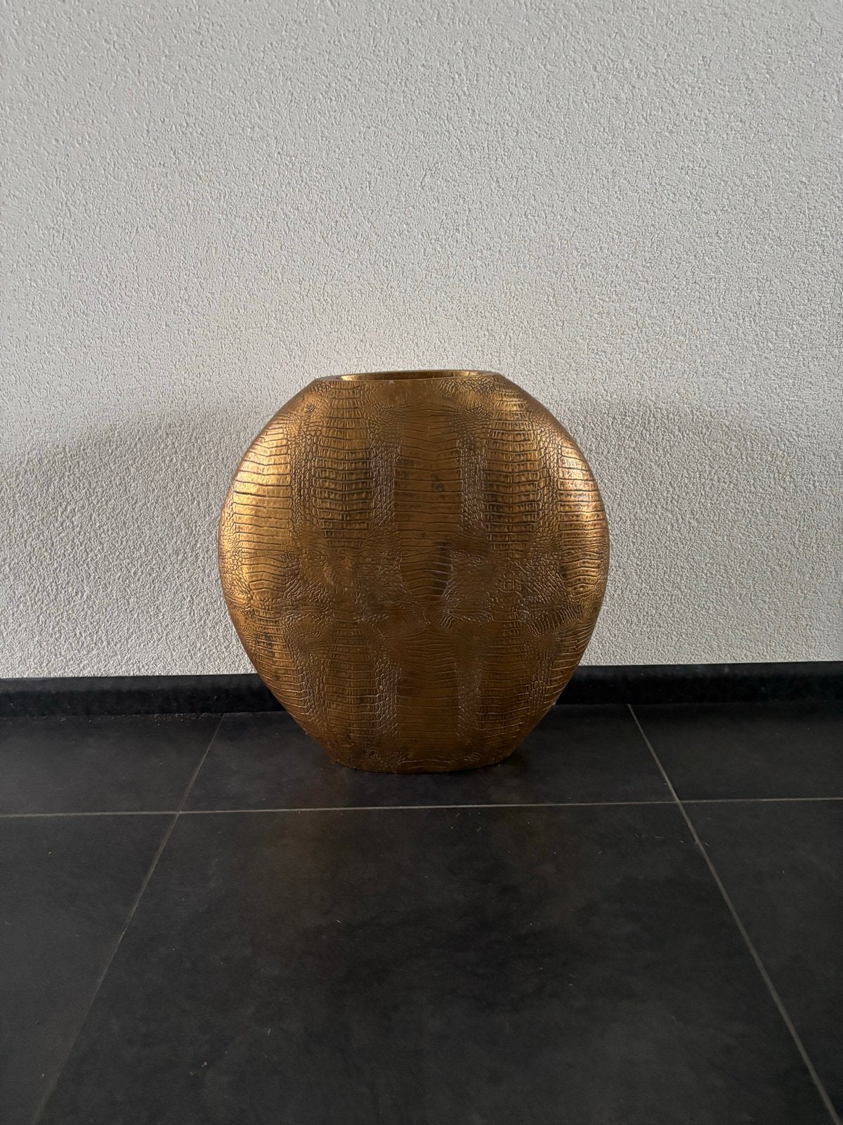 Grote gouden vaas met krokodillenleer textuur, Huis en Inrichting, Woonaccessoires | Vazen, Overige materialen, Met patroon/structuur