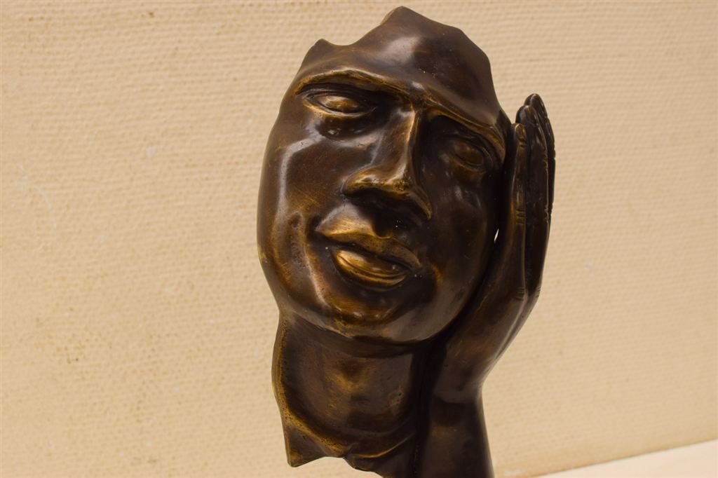 Bronzen beeld van een masker tegen een hand 48151, Ophalen of Verzenden, Gebruikt, Mens