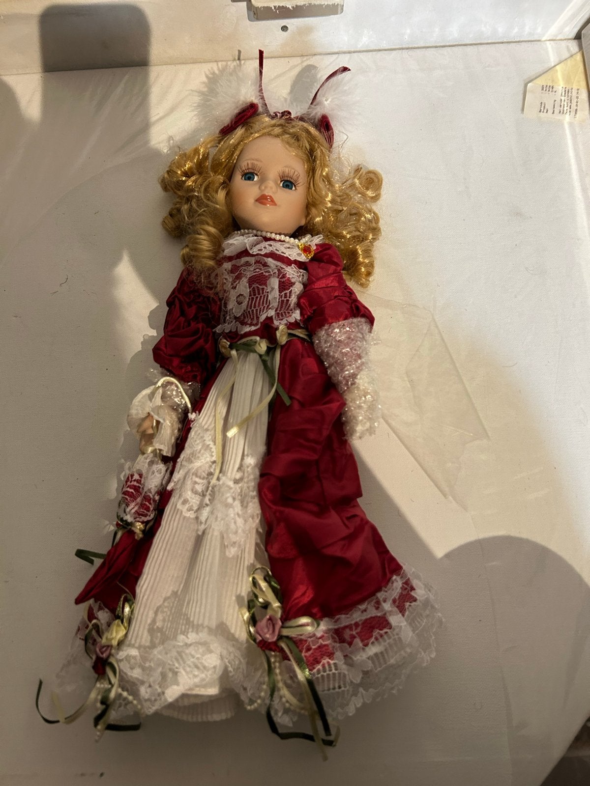 Vintage Porseleinen Pop in Rode Jurk met Kant en Parels, Ophalen of Verzenden, Nieuw, Pop