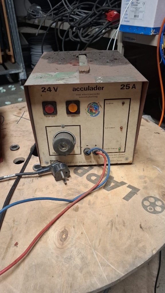 Te koop Acculader 24 volt 50 euro, Gebruikt