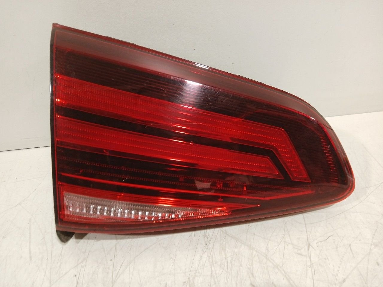 Achterlicht kofferdeksel achterklep links Volkswagen Golf, Onderdelen@venauto.nl, Van der Ven Autorecycling B.V., Gebruikt, Ettenseweg 76, 4706 PB Roosendaal, The Netherlands