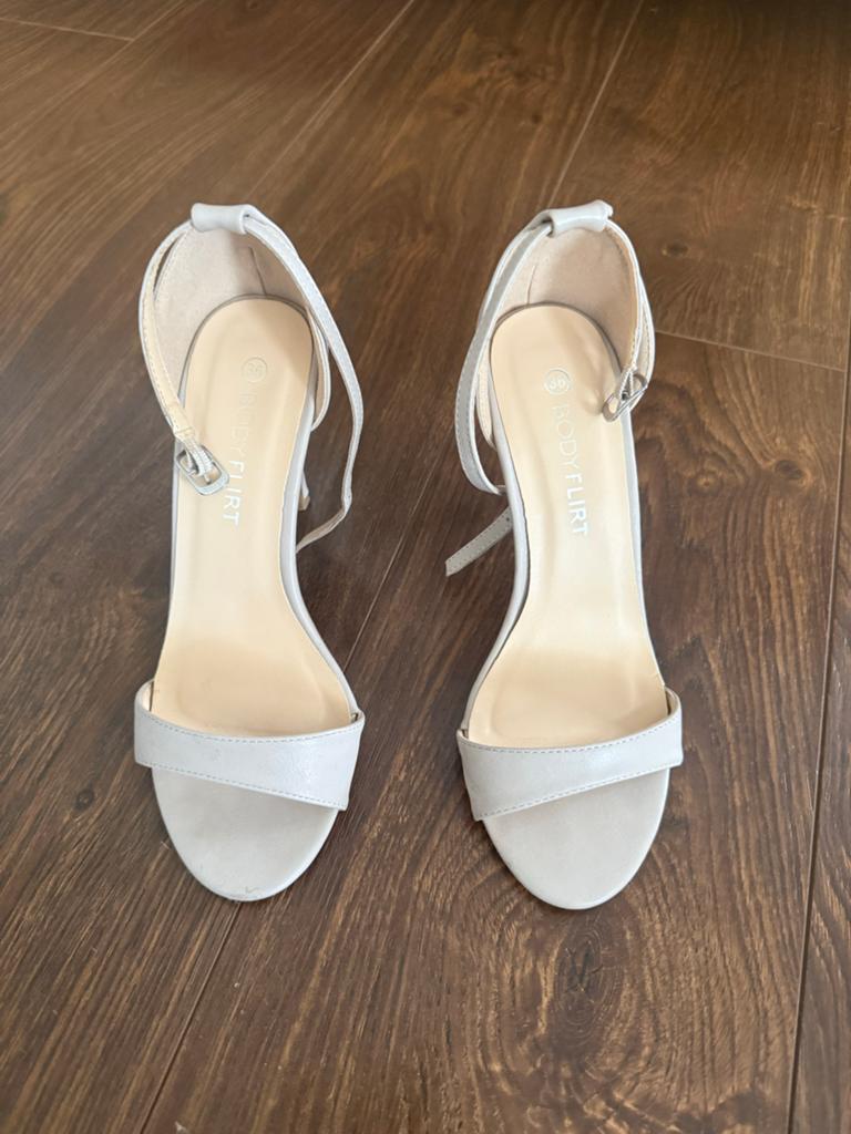 Bodyflirt Sandalen met hak - Maat 36, Kleding | Dames, Schoenen, Ophalen of Verzenden, Zo goed als nieuw, Beige, Sandalen of Muiltjes