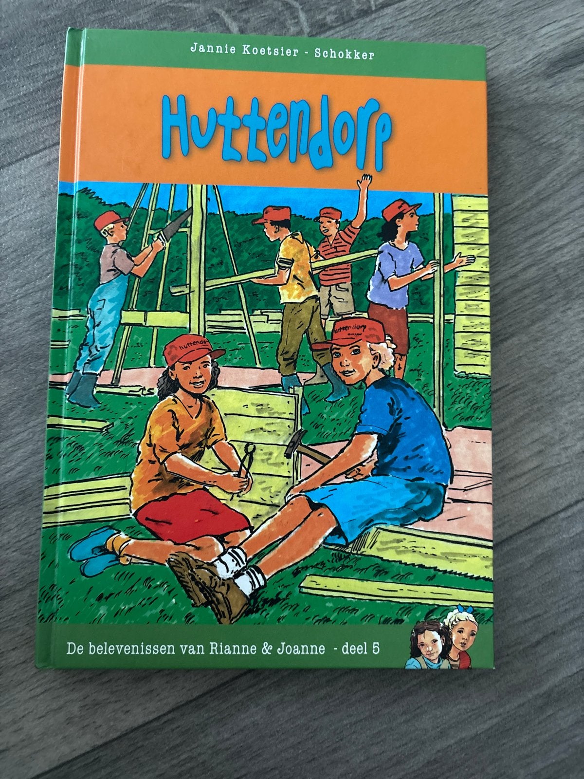 Huttendorp - De belevenissen van Rianne & Joanne deel 5, Ophalen of Verzenden, Zo goed als nieuw, Fictie algemeen