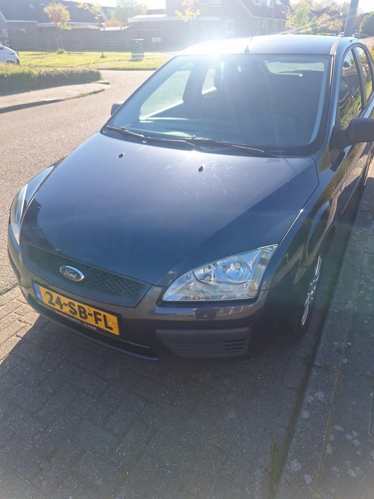 Ford Focus 1.4 59KW 5D 2005 Grijs, Auto's, 15 km/l, 1147 kg, 4 cilinders, 620 kg