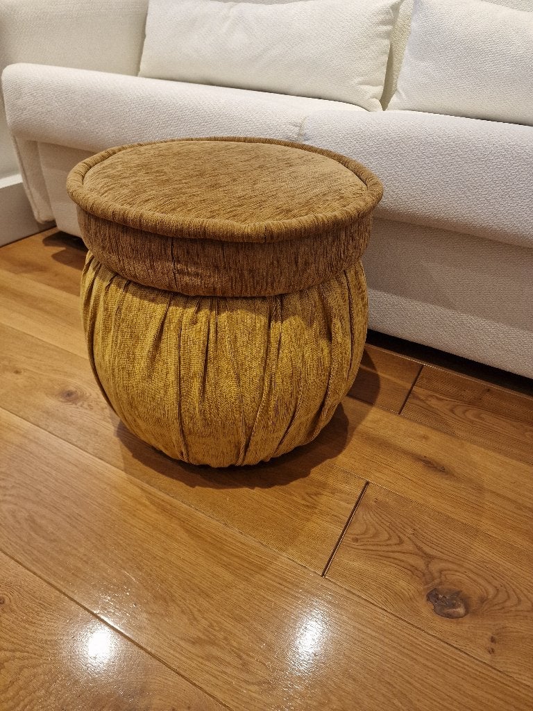 2 mooie okergele poefs met opbergruimte, Ophalen, Zo goed als nieuw, Stof, 50 tot 75 cm