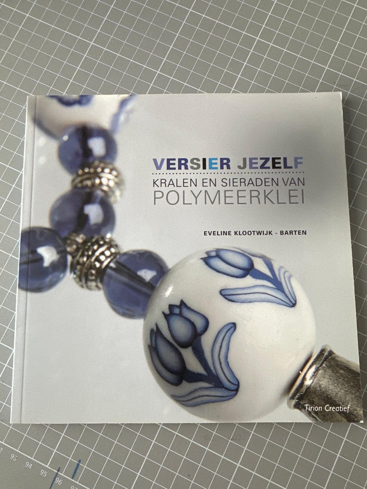 Versier Jezelf: Kralen en Sieraden van Polymere Klei, Ophalen of Verzenden, Zo goed als nieuw, Sieraden maken