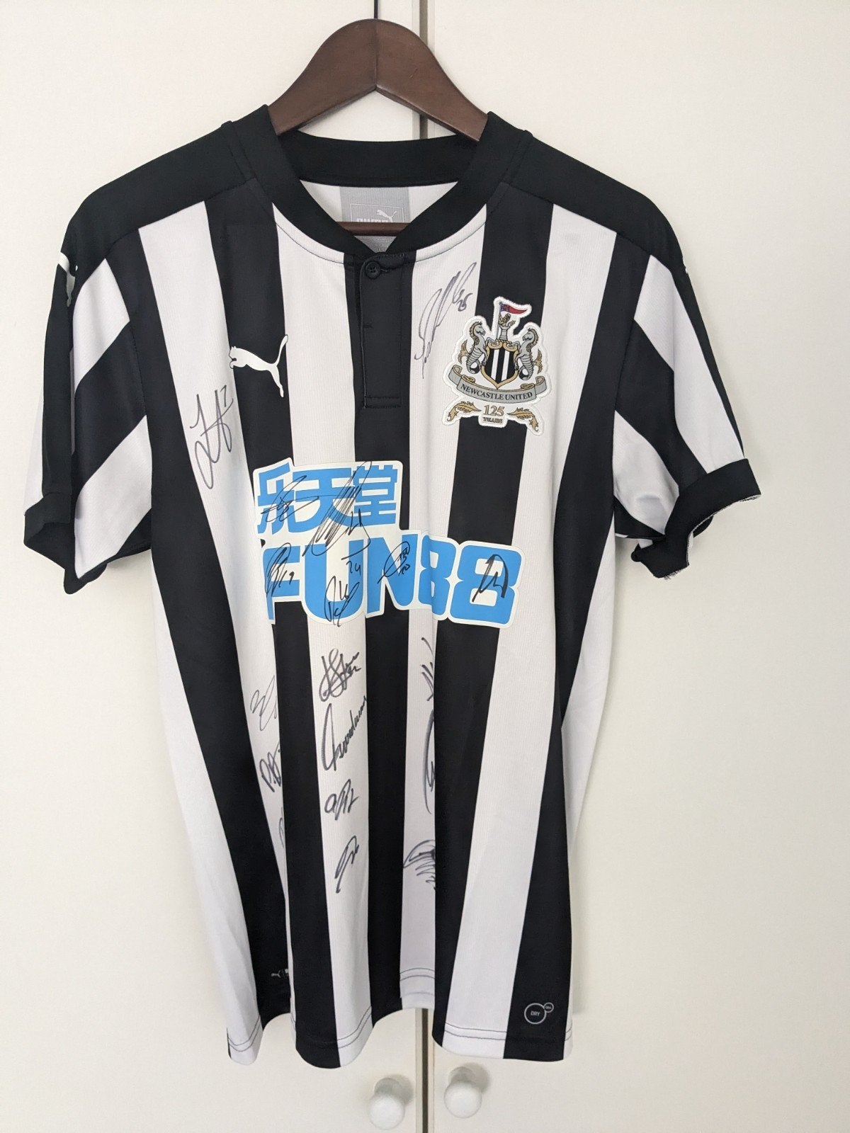 Gesigneerd Newcastle United Thuisshirt Jubileum 125 jaar, Puma, Maat 48/50 (M), Zwart, Nieuw