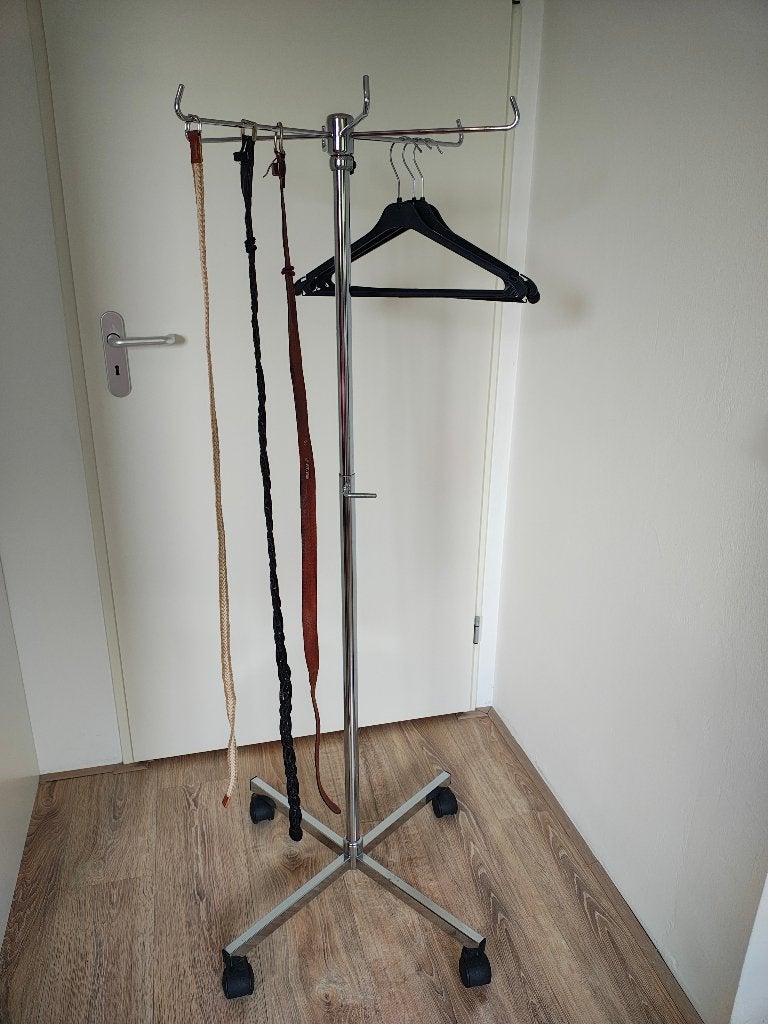 Verrijdbare riem- of tassen- of kledingrek met draaibare top, Ophalen, Met wielen, Gebruikt