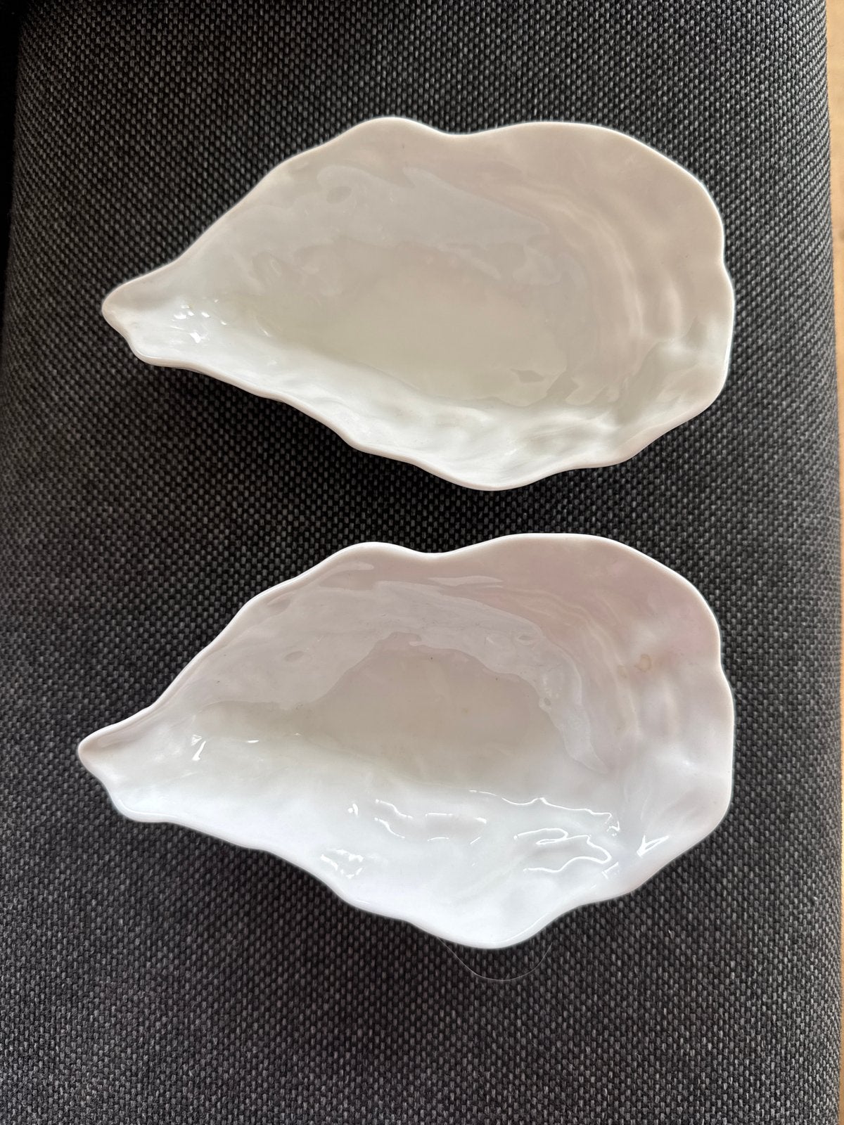Set van 2 kleine oestervormige schaaltjes, Porselein of Keramiek, Schaal, Ophalen of Verzenden, Zo goed als nieuw