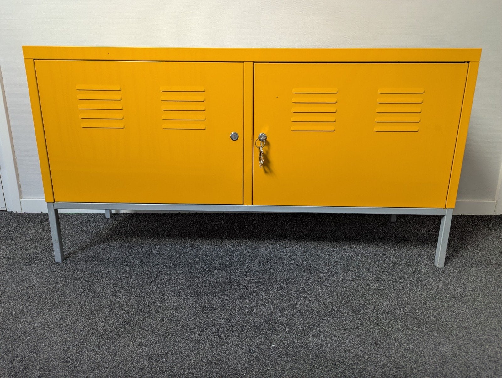Gele metalen locker kast met 2 deuren en sleutels, Huis en Inrichting, Kasten | Lockerkasten, Ophalen, Gebruikt, Industrieel, Modern, Speels
