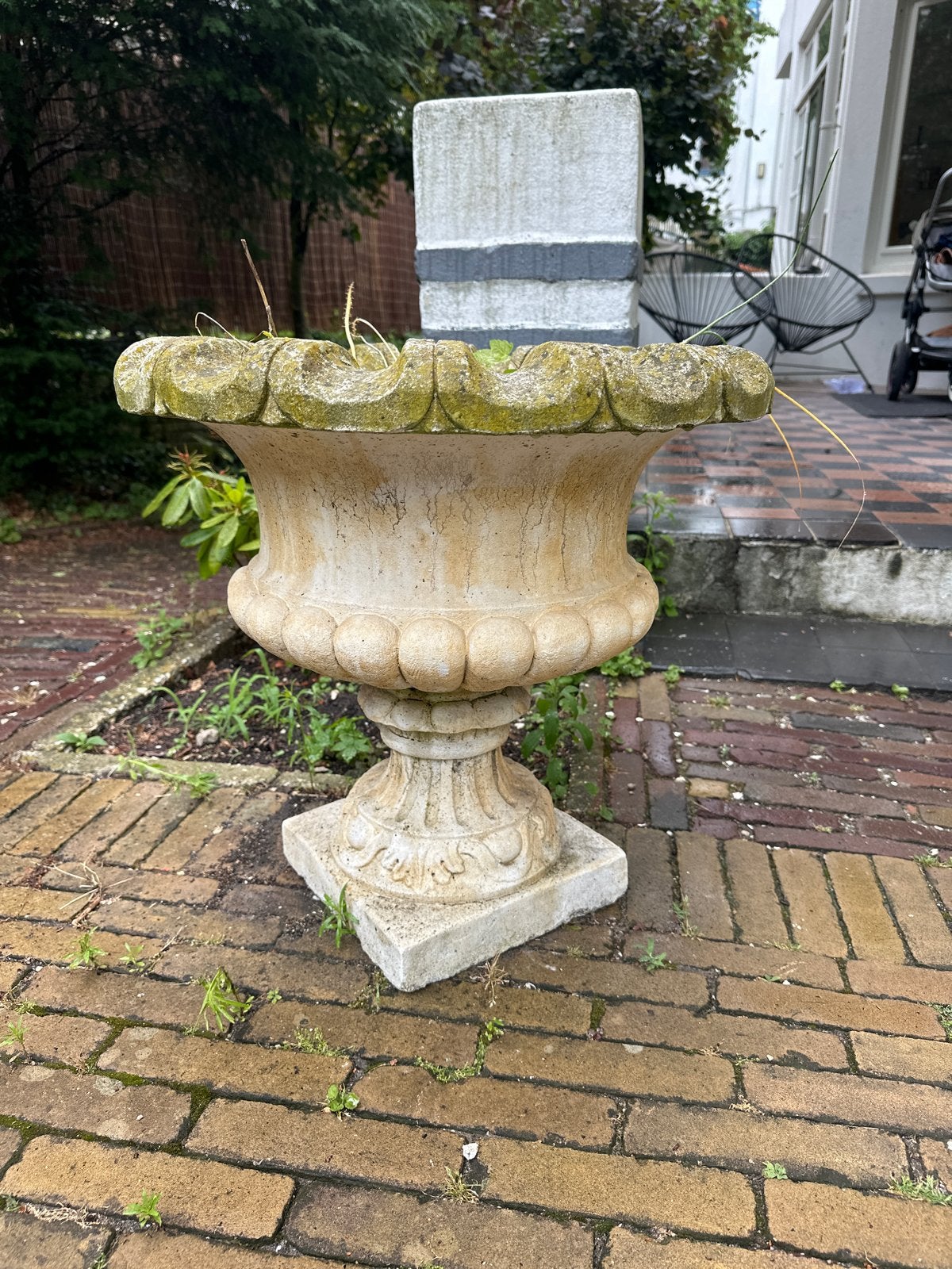 Grote stenen bloempot - Klassieke urn vorm, Tuin en Terras, Bloempotten, Ophalen, Gebruikt, Balkon, 40 cm of meer