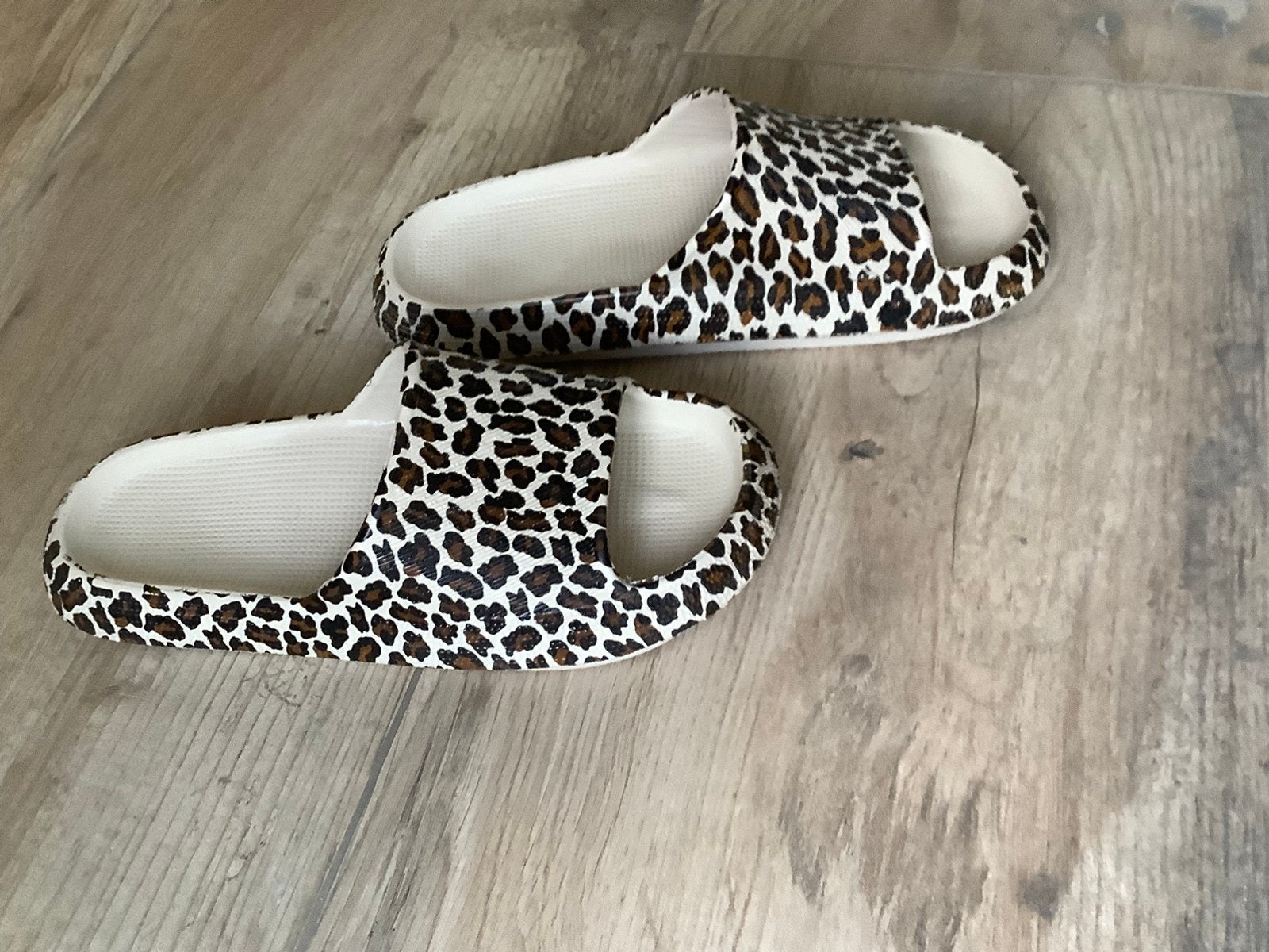 Leopardprint Slippers - Comfortabel en Stijlvol, Ophalen of Verzenden, Zo goed als nieuw, Overige kleuren, Slippers