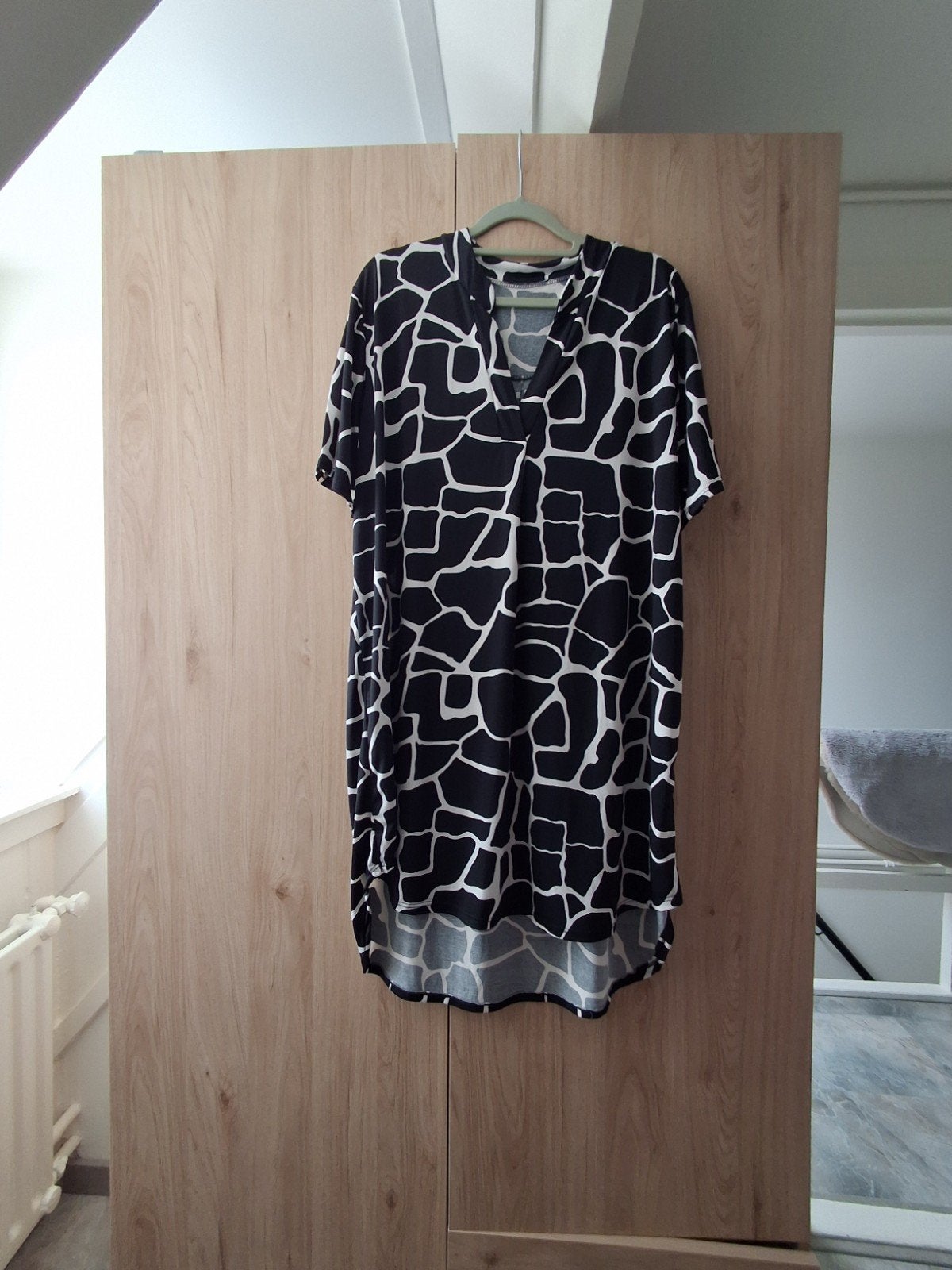 Zwart-wit jurk met giraffe print - Maat 42/44 (L), Ophalen, Zwart, Maat 42/44 (L), Knielengte