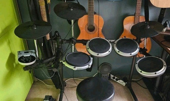Elektrisch drumstel Behringer HDS110USB inclusief kruk