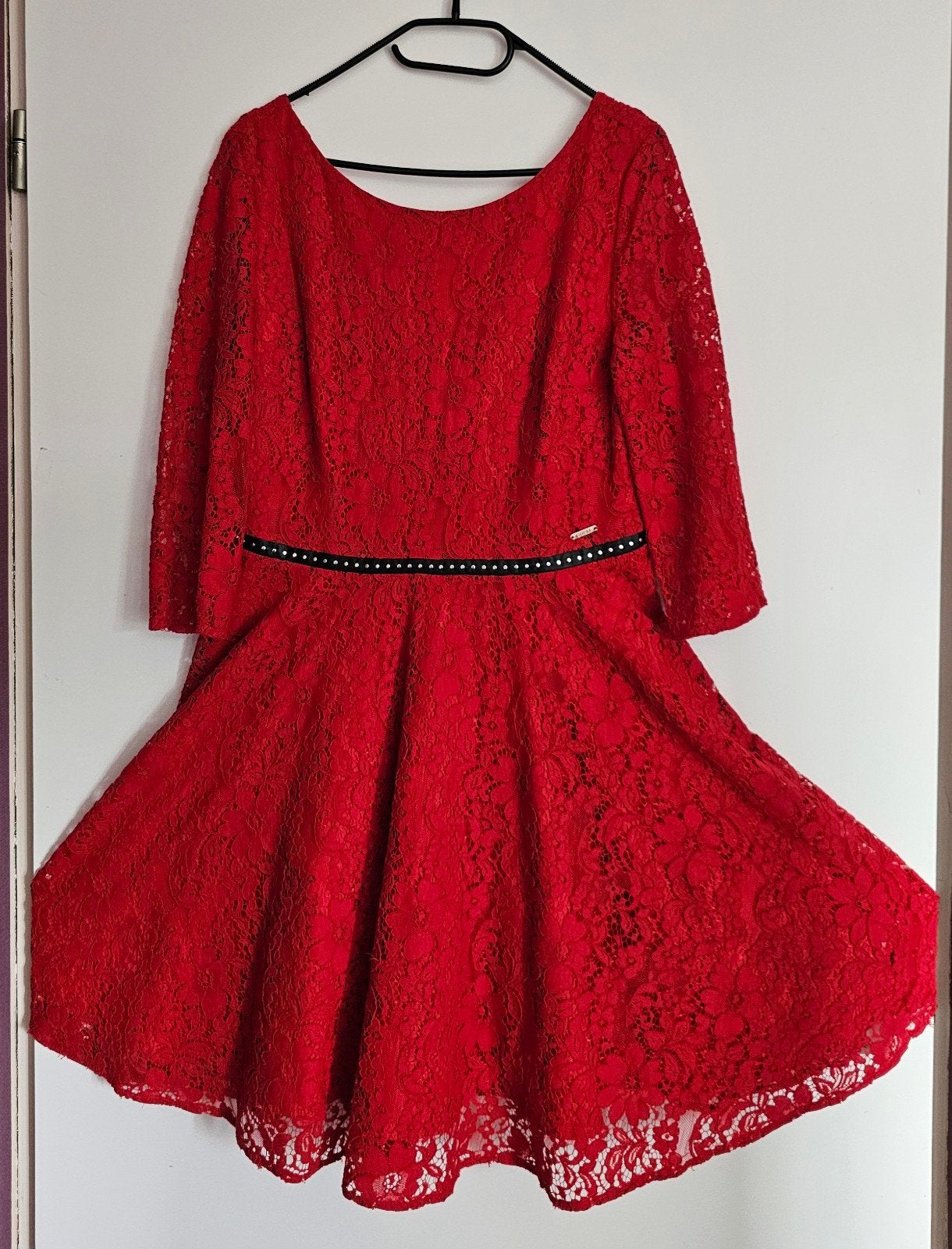 GUESS; PRACHTIGE RODE BRODERIE JURK L € 17,50, Kleding | Dames, Jurken, Ophalen of Verzenden, Zo goed als nieuw, Rood, Onder de knie