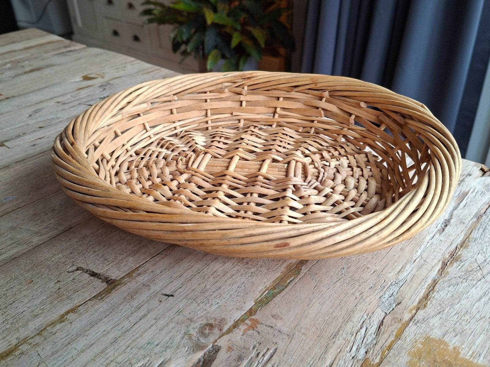 Lage rotan mand - opberger of decoratieve schaal, Gebruikt, Mand, Ophalen of Verzenden, Riet