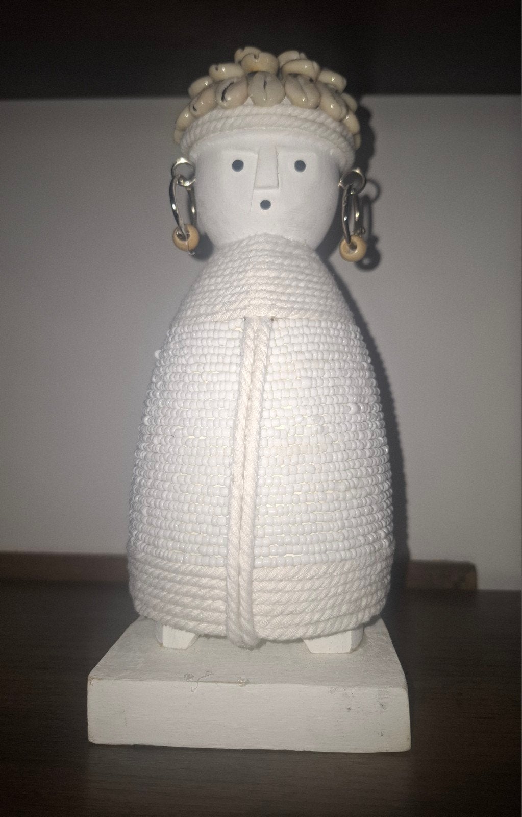 Witte Namji pop met schelpen, Antiek en Kunst, Houtsnijwerk, Ophalen of Verzenden, 20 - 50 cm, Wit