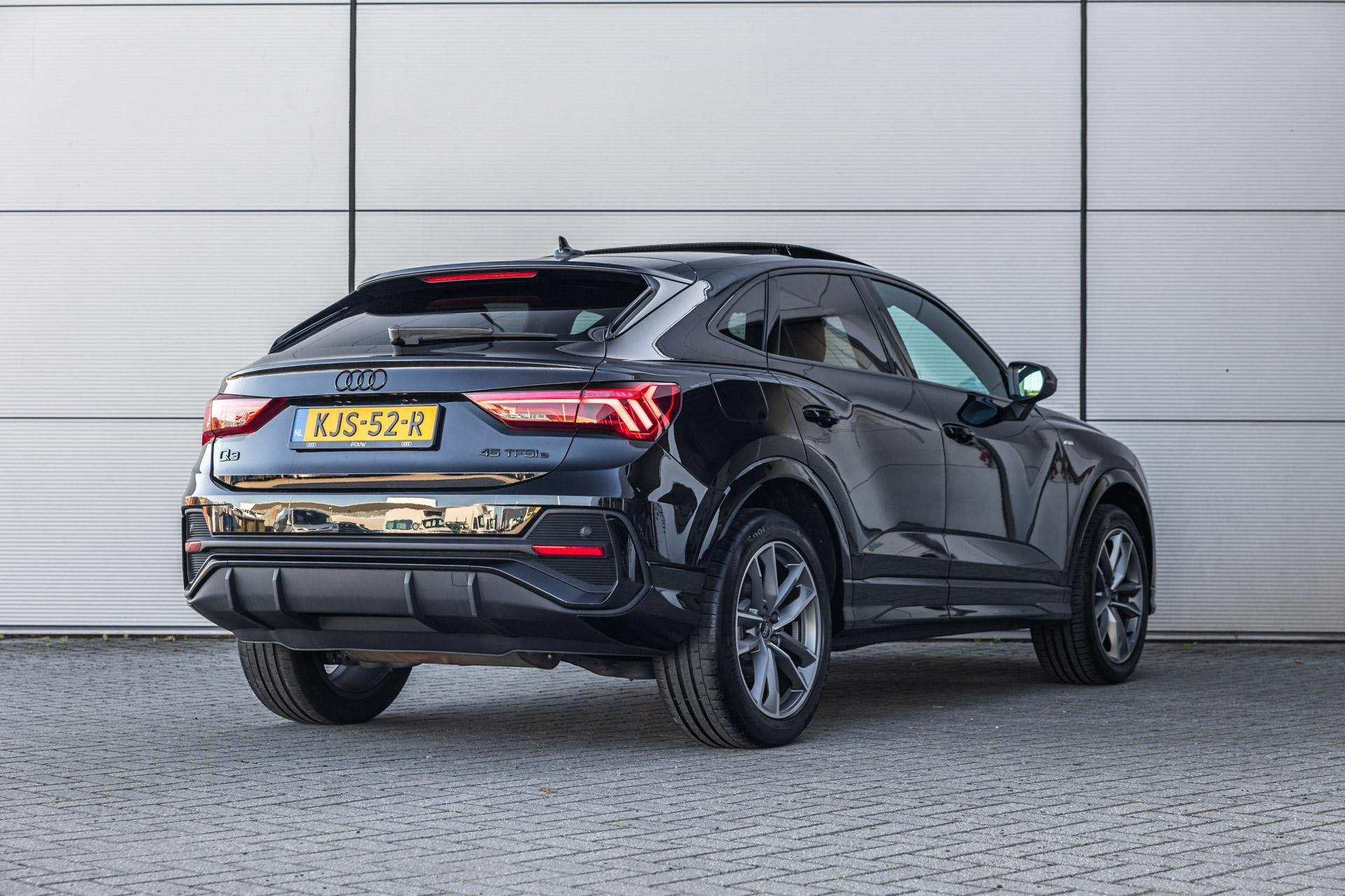 Audi Q3 Sportback 45 TFSIe 245pk S edition | Panoramadak | 1, Auto's, Gebruikt, Leder en Stof, Zwart, Hybride Elektrisch/Benzine
