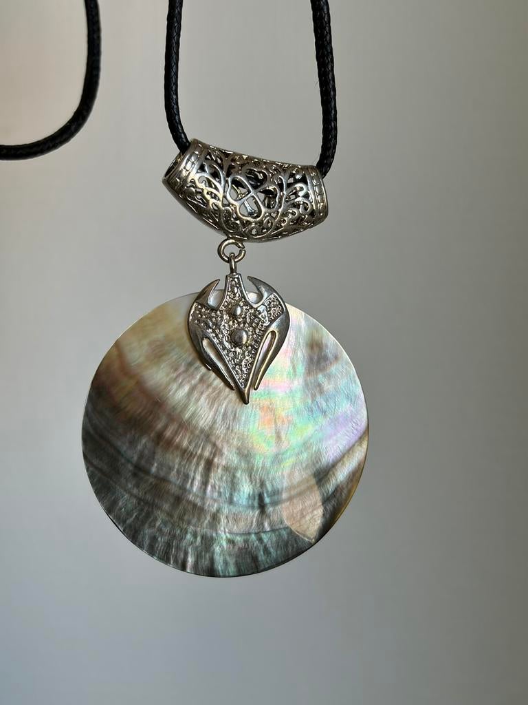 Parelmoer schelpen ketting hanger, Sieraden, Tassen en Uiterlijk, Kettingen, Ophalen of Verzenden, Nieuw, Overige materialen