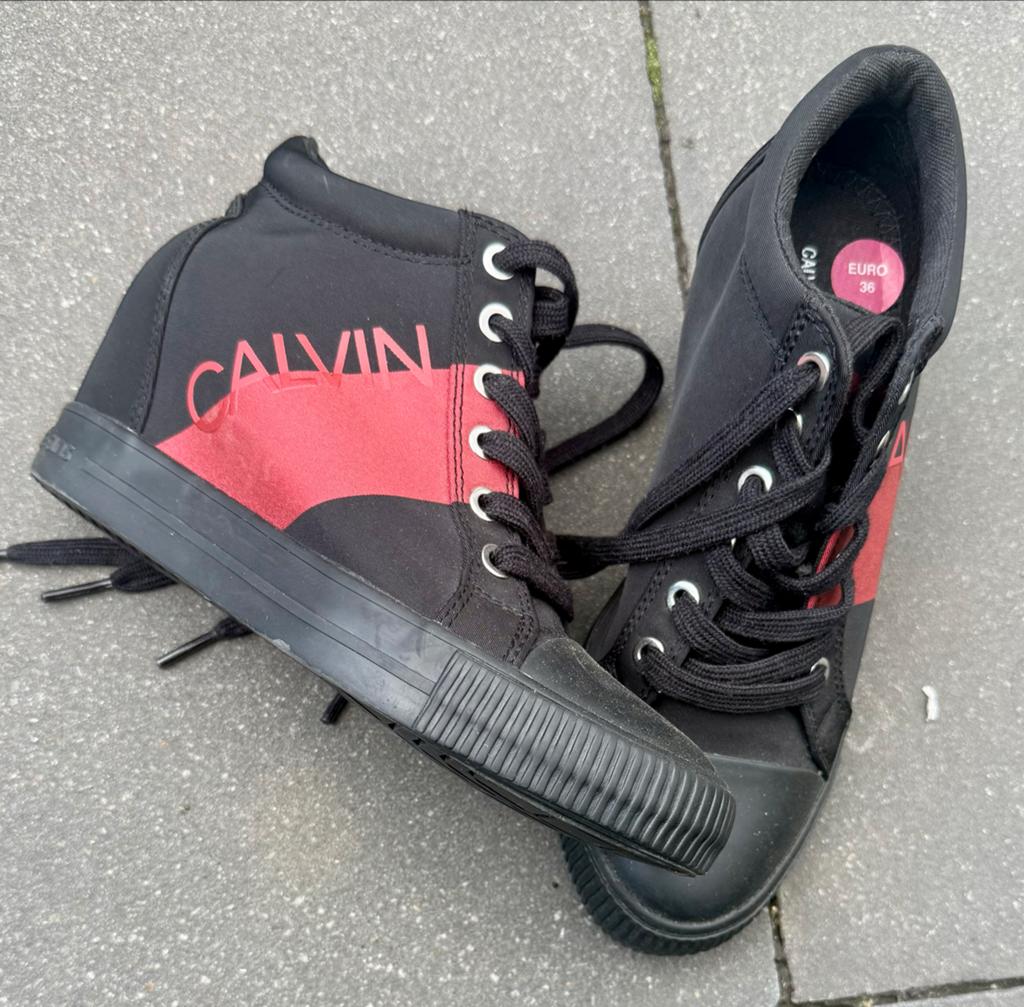 Calvin Klein sneakers sleehak maat 36 zwart met rood logo, Kleding | Dames, Schoenen, Ophalen, Zwart, Sneakers of Gympen, Zo goed als nieuw