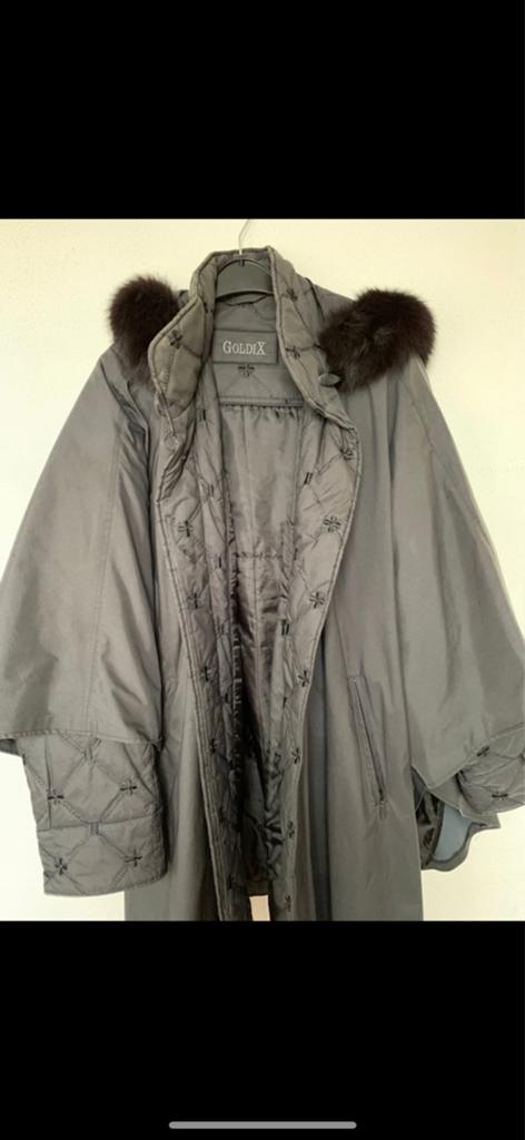 Goldix Zwarte Poncho Jas met Bontkraag, Kleding | Dames, Ophalen of Verzenden, Zo goed als nieuw, Maat 38/40 (M), Zwart
