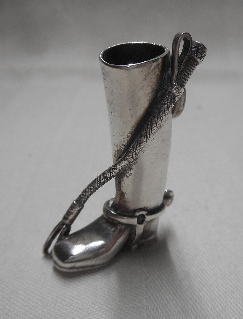 Zilveren vintage hanger paard rijlaars met zweep nr.419, Verzenden, Zo goed als nieuw, Zilver, Zilver