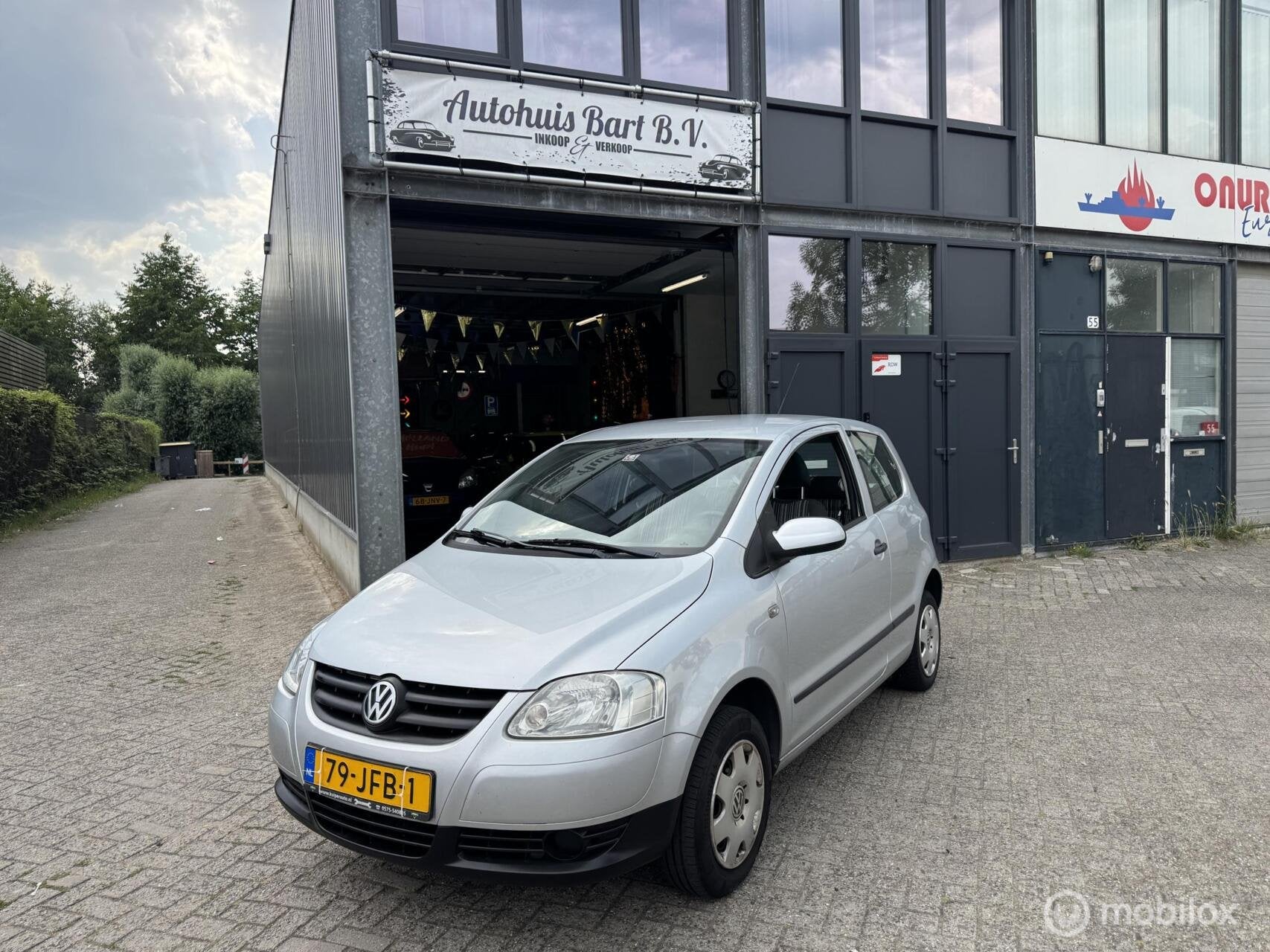 Volkswagen Fox 1.4 Trendline Nieuwe APK! NAP Logisch!, Voorwielaandrijving, 40 €/maand, Zwart, Metallic lak