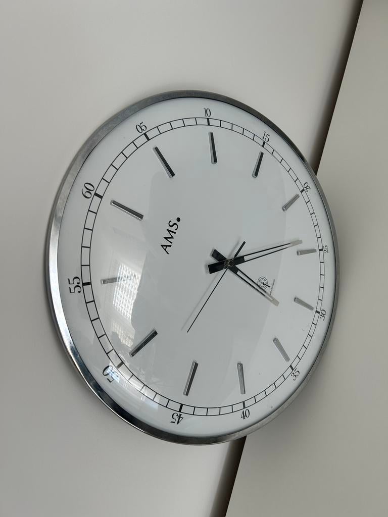 Stijlvolle AMS Wandklok - Modern Design, Ophalen, Zo goed als nieuw, Analoog, Wandklok