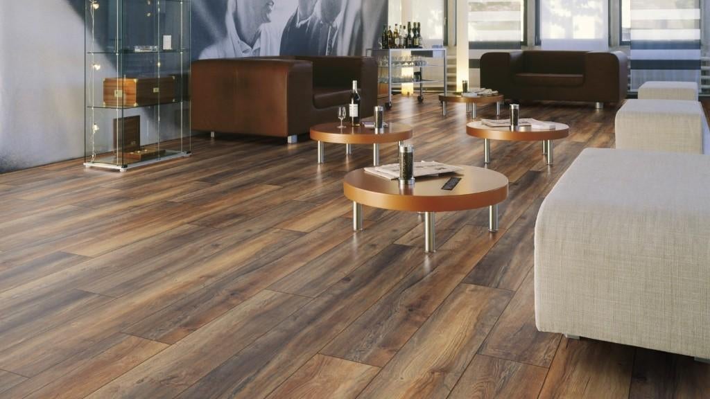 Leuke restpartij 24 cm brede bruine laminaat 75m2, Bruin, 75 m² of meer, Nieuw, Ophalen of Verzenden