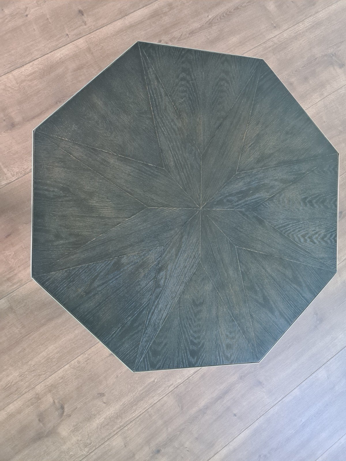 Moderne achthoekige salontafel met metalen onderstel, Huis en Inrichting, Tafels | Salontafels, 50 tot 100 cm, Modern, Industrieel