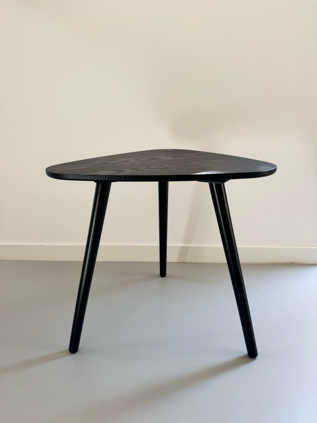 WOOOD Nila bijzettafel - Organische vorm, zwart, Minder dan 55 cm, Zo goed als nieuw, Overige vormen, Hout