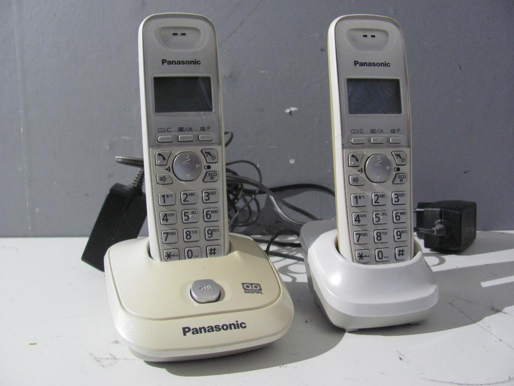 Panasonic KX-TG2521NL met laders/batterijen beetje vergeeld, Telecommunicatie, Ophalen of Verzenden, Gebruikt, 2 handsets, Stralingsarm