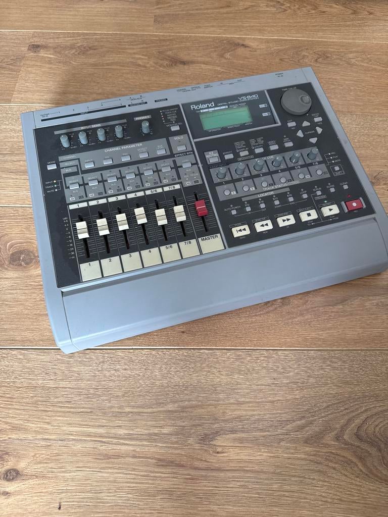 Roland VS-840 Digital Studio Workstation, Muziek en Instrumenten, Ophalen, Gebruikt, 5 tot 10 kanalen, Microfooningang