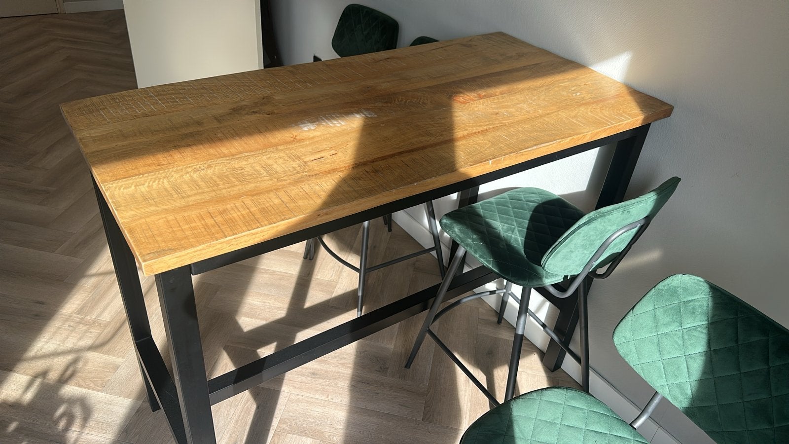 Bartafel mangohout met 4 groene velvet barkrukken, Ophalen, Gebruikt, Vier personen, Overige houtsoorten