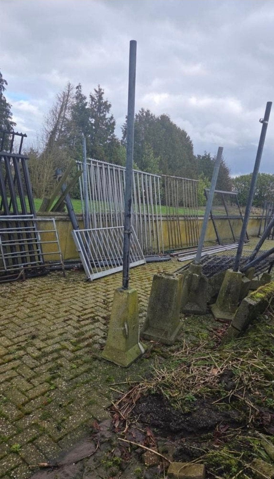 Paal met beton voet, Ophalen, IJzer