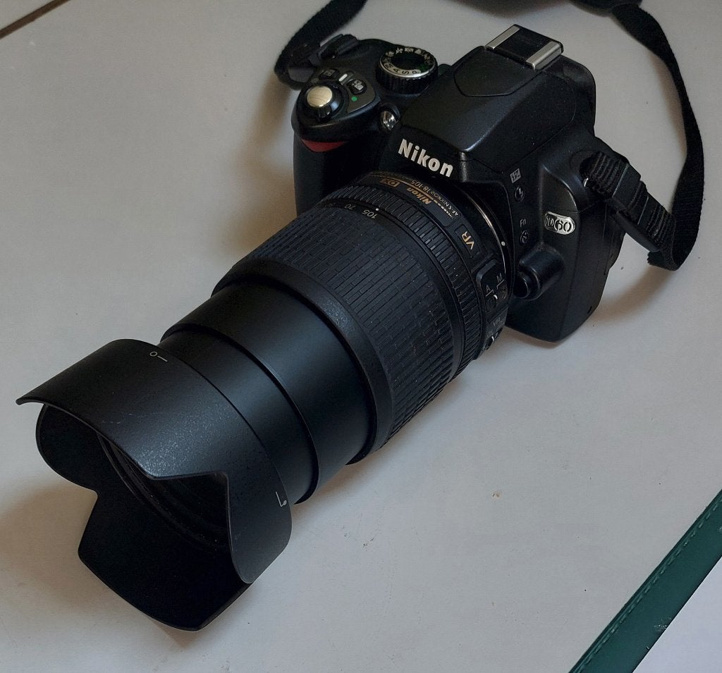 Nikon D60 met 18-105 mm lens en toebehoren., Audio, Tv en Foto, Fotocamera's Digitaal, Ingebouwde flitser, Spiegelreflex, Geheugenkaart