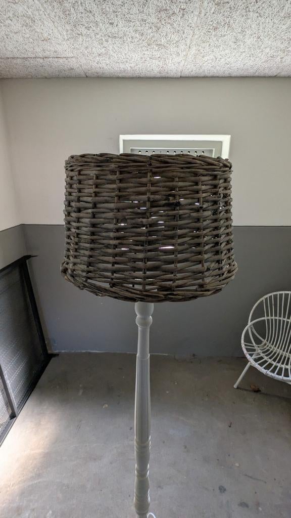 Vloerlamp met rieten kap, Huis en Inrichting, Lampen | Vloerlampen, Ophalen, Gebruikt, Overige materialen, Landelijk, Bohemian