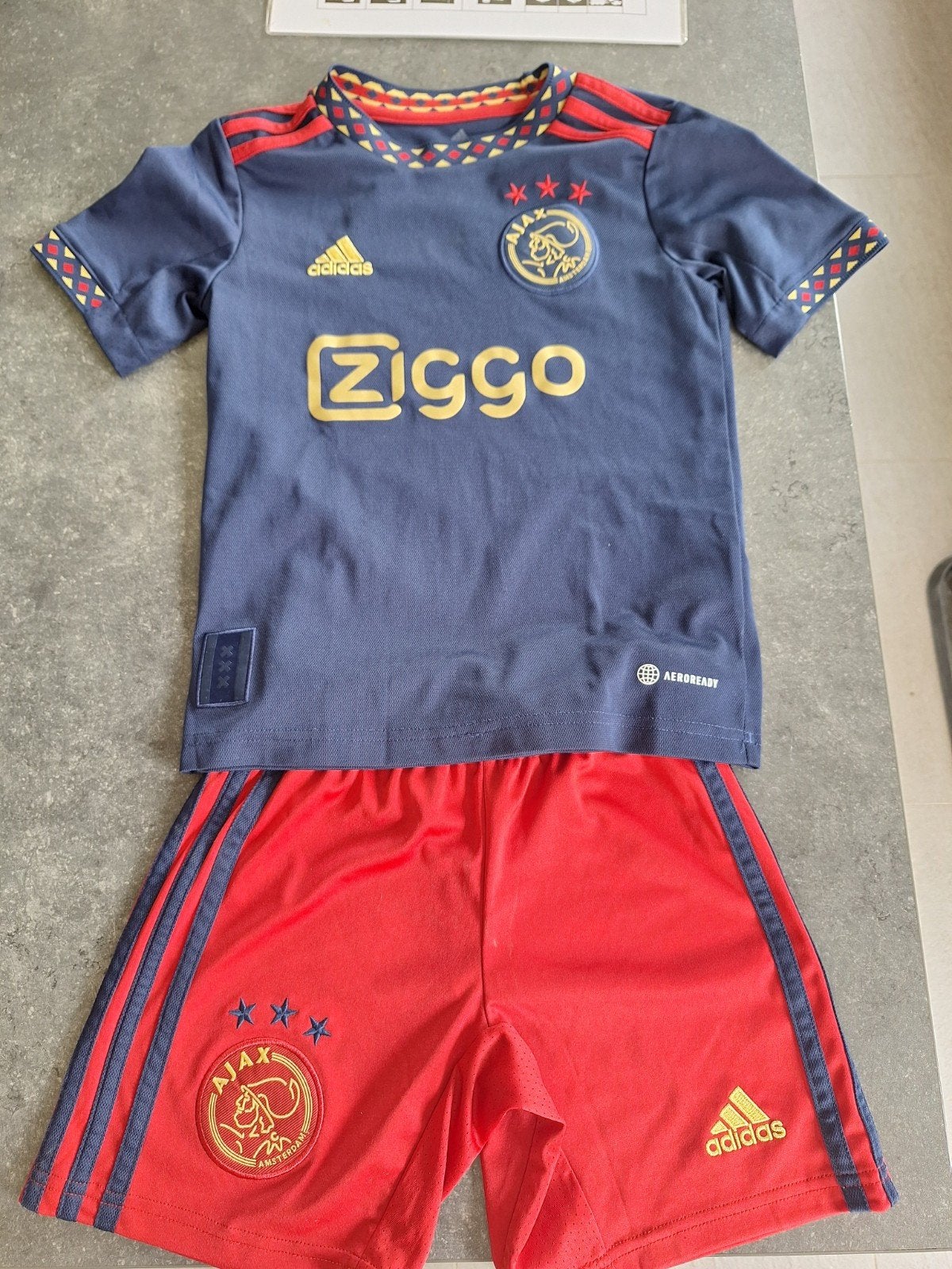 Ajax uit tenue 2023-2024 (shirt en broekje), Ophalen of Verzenden, Zo goed als nieuw, Adidas, Jongen of Meisje