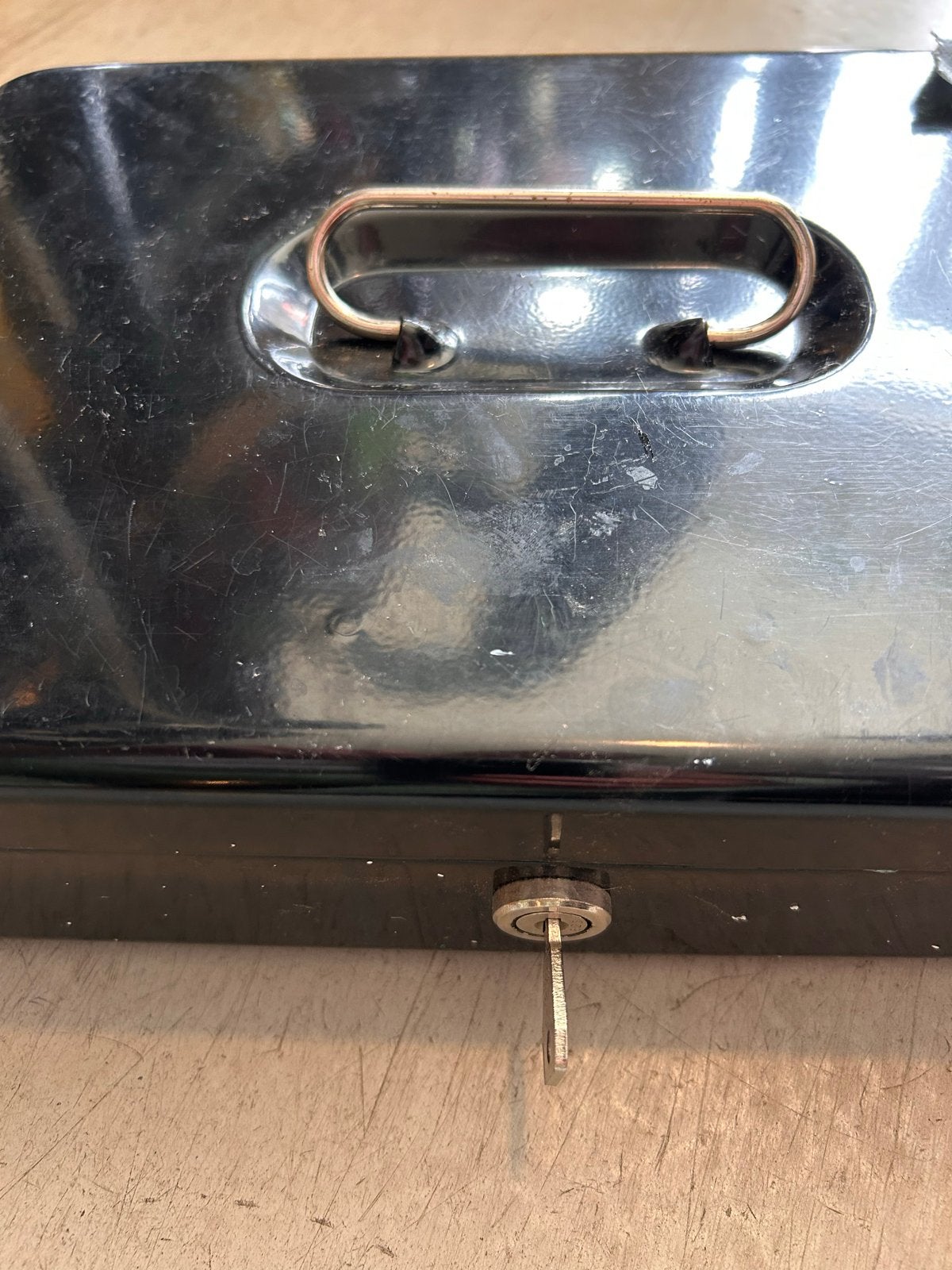 Kluisje / Muntgeld houder met sleutel - Zwart metaal, Minder dan 50 cm, Gebruikt, Z, .