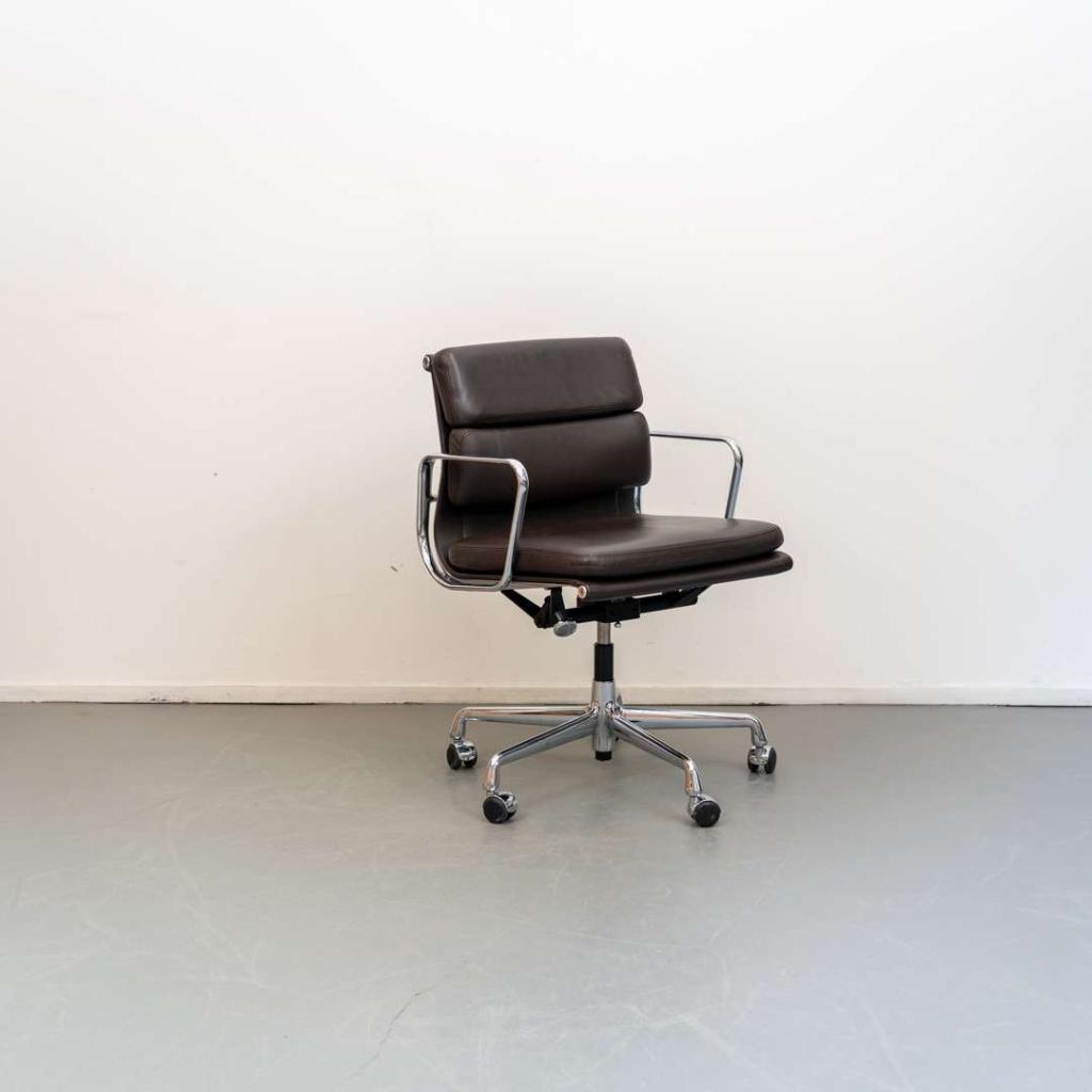4x Vitra EA217 Bureaustoel Bruin Leer - Aluminium, Huis en Inrichting, Bureaustoelen, Niet ingevuld, Niet ingevuld, Zo goed als nieuw