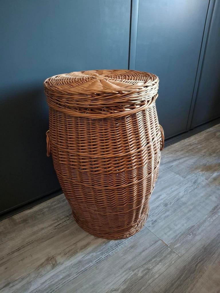 Hoge rieten mand met deksel, Huis en Inrichting, Woonaccessoires | Schalen en Manden, Ophalen of Verzenden, Rond, Riet