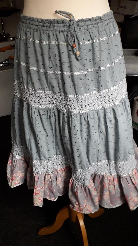 Fleurige Strokenrok VERO MODA Maat M. Grijs roze. 5,00, Maat 38/40 (M), Vero Moda, Ophalen of Verzenden, Knielengte
