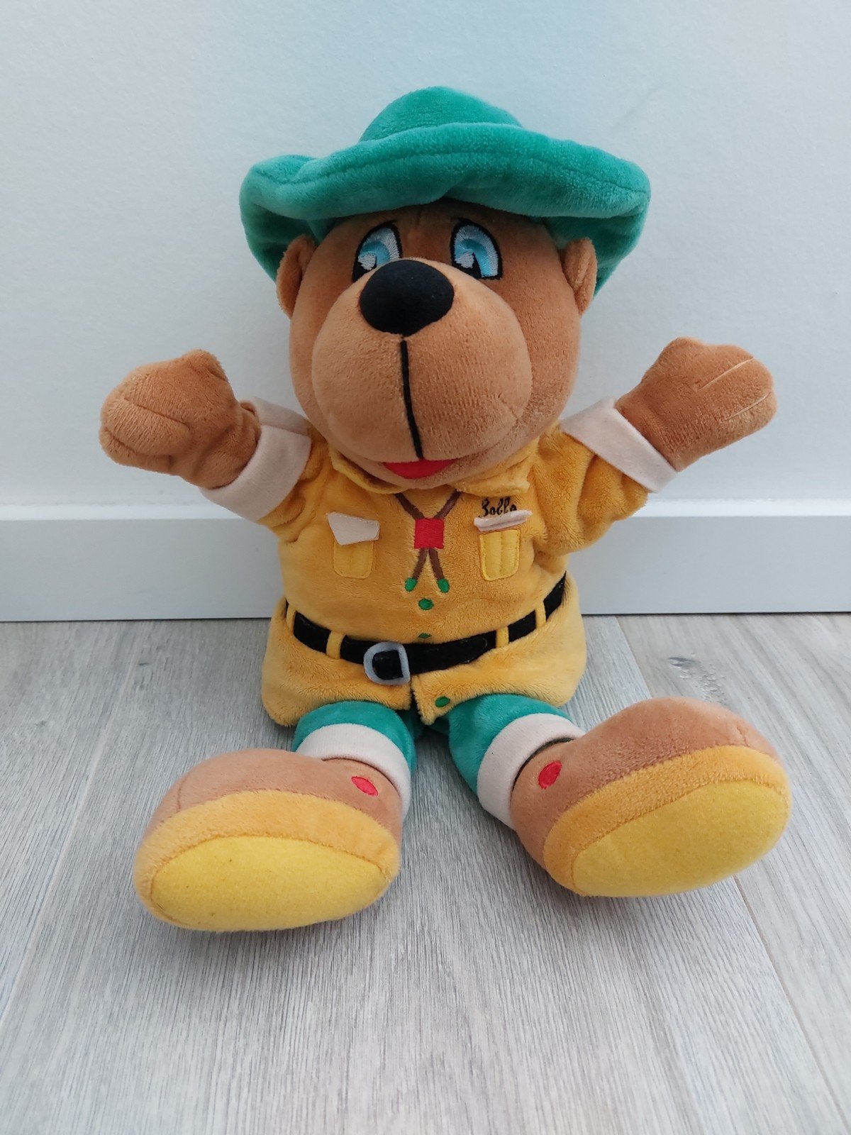 Knuffel handpop beer Bollo Landal boswachter L2278, Ophalen of Verzenden, Zo goed als nieuw, Beer