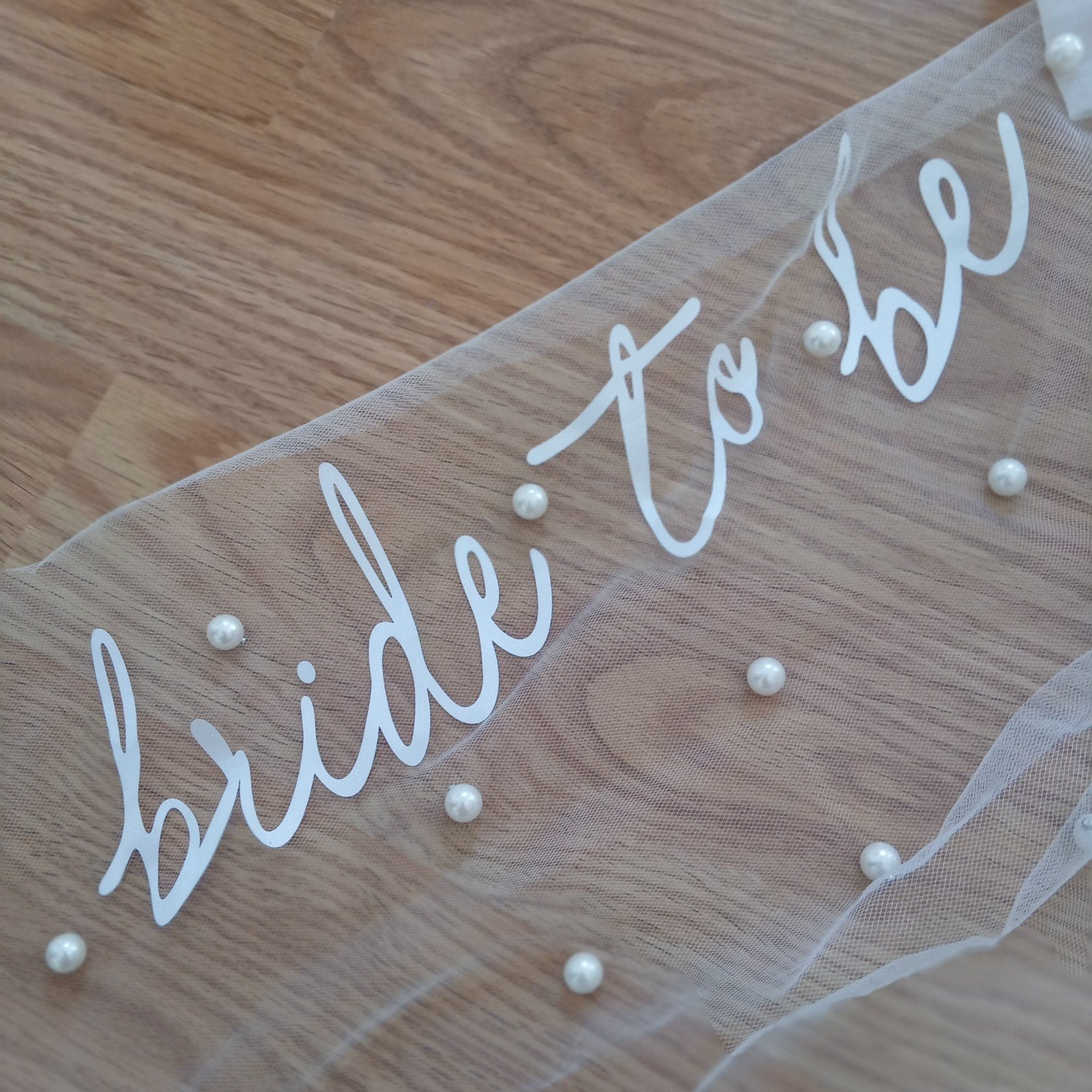 Bruidssluier 'Bride to be' met parels en bride to be slinger, Ophalen of Verzenden, Nieuw, Feestartikel, Geboorte of Huwelijk